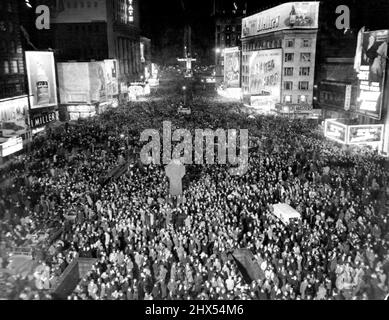 Il trono di Times Square è il nuovo anno. Questa immagine di Jam-Packed Times Square a New York è stata fatta esattamente a mezzanotte del 31 dicembre come i newyorkesi hanno gettato il 'senso bianco' per accogliere 1946. La vista è da 47th Street e Broadway, guardando a sud. Gennaio 1, 1946. (Foto di stampa associata). Foto Stock