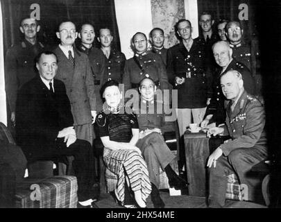 Generalissimo e Madame Chiang Kai-Shek ricevono il generale Sir Archibald Wawell e Lieut-Gen, George Brett, rispettivamente comandante in capo e vice comandante in capo delle forze alleate nel Pacifico sudoccidentale, in occasione della loro recente visita a Chungking per conferire al Generalissimo il comando alleato, da sinistra a destra, seduto, Sir Clark, Archibald Ambasciatore in Cina fino al gennaio 1942, ora Ambasciatore presso gli U.S.R., Madame Chiang, Generalissimo Chiang, Lieut-Gen. Brett, General Wavell 1/2 dietro Sir Archibald Kerr è il Gen. Lancelot Dennys, capo della Missione militare britannica in Cina; tra Foto Stock