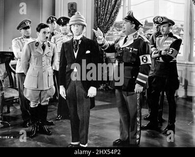 Charles Chaplin in "il grande dittatore" con Paulette Goddard, Jack Oakie, Reginald Gardner, Billie Gilbert, Henry Daniell, Maurice Moscovich. Ottobre 19, 1940. (Foto di United Artists Corp). Foto Stock