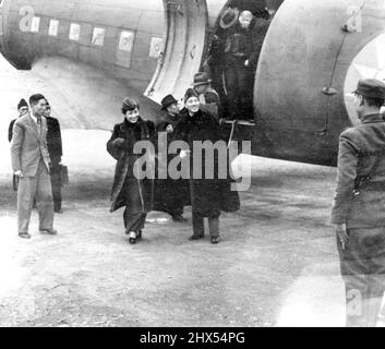 Il Chiang Kai-Sheks visita la base aerea cinese -- Generalissimo e Mme. Chiang Kai-Shek lascia l'aereo di trasporto dopo il loro arrivo alla base aerea dell'ala composita cinese-americana, che serve nel Teatro Cinese della guerra. L'ala è stata formata nel novembre del 1943, su suggerimento del Gen. Claire L. Chennault. Questa è una foto ufficiale di Chinese News Service. Maggio 26, 1944. (Foto di stampa associata). Foto Stock
