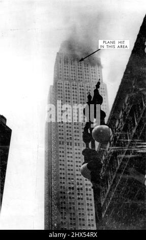 ***** Da Empire state Building -- ***** Dall'Empire state Building di New York, 28th luglio, dopo che un aereo diretto all'Aeroporto di Newark si schiantò nei piani superiori della struttura. Gli incendi sono iniziati agli undici piani superiori dell'edificio. Luglio 28, 1945. (Foto di stampa associata). Foto Stock