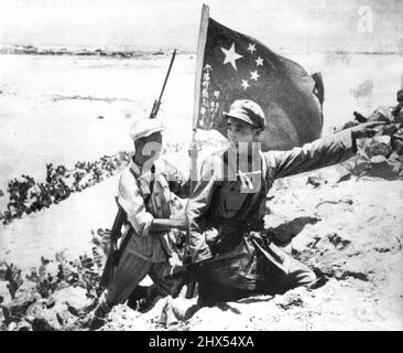 Truppe rosse sull'isola di Hainan -- Questa foto dell'invasione di metà aprile dell'isola di Hainan, al largo della costa meridionale della Cina è stata scattata da un fotografo che si è recato a riva con i Redi cinesi e viene descritta come mostrando soldati rossi che si muovono su una spiaggia sul lato nord dell'isola. Uno porta la bandiera comunista cinese. Picture, che raggiunse New York via aerea oggi, divenne disponibile a Hong Kong settimane dopo l'invasione. Luglio 7, 1950. (Foto di AP Wirephoto). Foto Stock