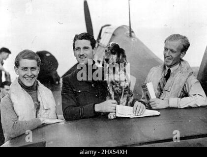 Squadrone Cecoslovacco Fighter. Queste immagini sono dello squadrone di caccia cecoslovacco del R.A.F. Che, anche se solo recentemente formato ha già un certo numero di vittorie al suo credito. Guidato da due ufficiali britannici della R.A.F. lo squadrone ha rappresentato sette giaguari Messerschmitt e un Dornier 215 in un unico impegno. Lo squadrone è dotato di uragani. I tre comandanti britannici di volo dello squadrone cecoslovacco, con la mascotte dello squadrone. Agosto 14, 1942. (Foto di British Official for Ministry Photo) Foto Stock