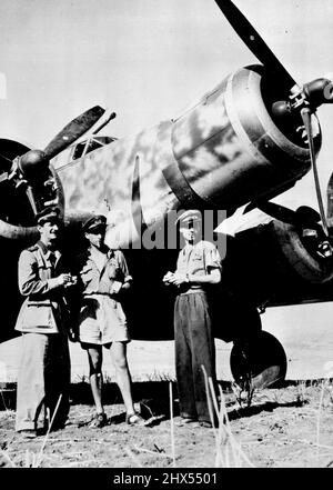 I piloti italiani alla base alleata. I piloti italiani si trovano di fronte ad uno dei loro aerei a tre motori in un campo aereo in Sicilia dopo il loro arrivo in territorio liberato dagli alleati. I piloti italiani volarono i loro aerei ai campi alleati dopo la firma dell'armistizio italiano. Novembre 29, 1943. Foto Stock