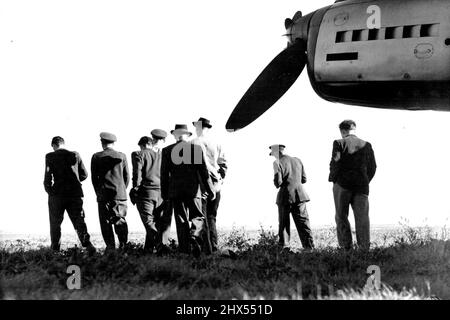 Gli aerei cechi volano in libertà -- Gli otto aerei cechi hanno visto lasciare l'aeroporto 'Siebel' a Manston questa sera (mercoledì).otto aerei cechi - membri di ex membri dell'aeronautica ceca - hanno messo giù a Manston aerodrome, Kent, al giorno (mercoledì) in un 'aereo di passeggeri 'preso in prestito' in cui avevano ***** dalla loro terra "perché i principi della vita libera sono stati presi da noi”. Gli uomini, cinque dei quali sono piloti con conoscenza di Manston in tempo di guerra, hanno rifiutato di dare nomi, ranghi, o circostanze in cui hanno fatto la loro fuga segreta dalla Cecoslovacchia, ma ha detto che altri possono utilizzare la sa Foto Stock