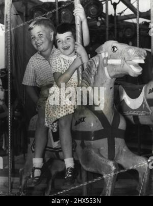 Annette Williams (5) & ***** Melor (5 1/2) su Merry-Go-Round a ***** . Marzo 23, 1954. Foto Stock