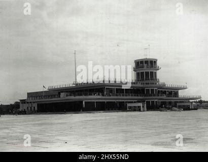 L'aeroporto di Singapore del £1.000.000 è l'edificio del terminal, con la torre di controllo. Dicembre 06, 1937. Foto Stock