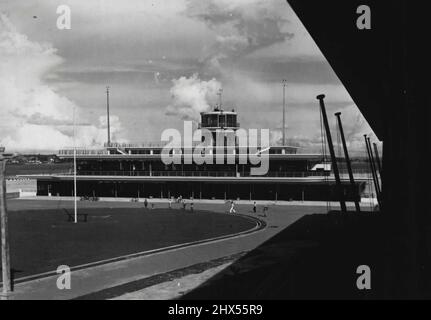 L'aeroporto di Singapore del £1.000.000 l'edificio del terminal si vede da uno dei due hangar. Dicembre 06, 1937. Foto Stock