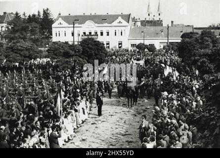 Le truppe ungheresi entrano a Ipolisag. La nostra fotografia mostra le truppe ungheresi, guidate da una band, che entrano nella città Magyar di Ipolysag. Novembre 22, 1938. Foto Stock