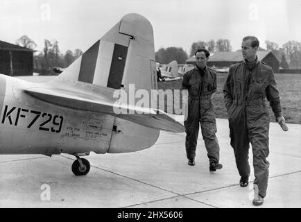 'Ali' per il Duca di Edimburgo -- il Duca di Edimburgo in tute volanti alla stazione R.A.F. a White Waltham ieri mattina. Il Duca di Edimburgo ha completato il suo addestramento di volo ieri alla stazione di R.A.F. a White Waltham (chiappe) e ha ricevuto le sue 'ali' dal capo dello staff aereo in una carriera privata a Buckingham Palace ieri pomeriggio. (Lunedì 4th maggio). Maggio 5, 1953. (Foto di Fox Photos). Foto Stock