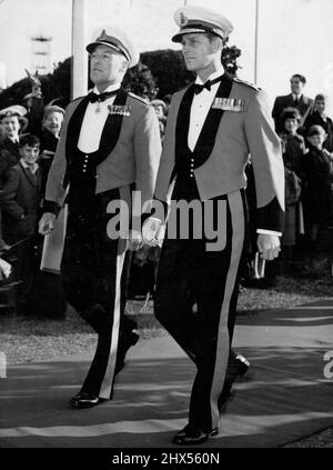 Capitano Generale il Duca di Edimburgo - Visita ai Royal MarinesThe Captain General -- il Duca di Edimburgo - arrivo con Lieut - Generale JC. Westall, il comandante generale Royal Marines. Il duca di Edimburgo ieri sera ha visitato i Royal Marines presso la loro caserma Eastney, Portsmouth, è stata la sua prima visita al corpo da quando è stato nominato il suo capitano generale in giugno. Il Duca, che indossava il vestito di caos del Royal Marine Officer, vide le Royal Marine Bands del comando di Portsmouth battere il ritiro. Camminò tra foderati di spettatori, parlando con Marines e Marine Pensioners. Vide anche 140 Royal ma Foto Stock