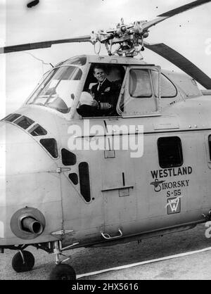 Il Duke si archivia in -- Un aereo hover ha preso il Duca di Edimburgo a Buckingham Palace ieri e lo ha portato al campo del Commonwealth a Pirbright, Surrey. Il duca ispezionò le truppe dell'Impero preparandosi all'incoronazione. L'aereo al volo fece quindi il suo viaggio di ritorno a Buckingham Palace. Il Duca sedette al duello comandi mentre il pilota spiegò come gestire questo aereo Navy da dieci passeggeri. Maggio 27, 1953. (Foto di Daily Express Picture). Foto Stock