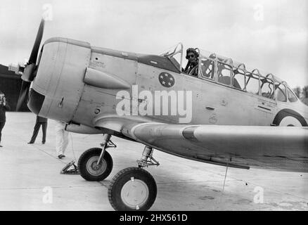 'Ali' per il Duca di Edimburgo -- il Duca di Edimburgo ai controlli di un aereo a White Waltham, prima del decollo per il suo volo finale di allenamento a White Waltham ieri. Il Duca di Edimburgo ha completato il suo addestramento di volo al R.A.F. Stazione a White Waltham, (Berks) ieri mattina e ha ricevuto le sue 'ali' dal Capo del pomeriggio di ieri (lunedì 4th maggio). Maggio 5, 1953. (Foto di Fox Photos). Foto Stock