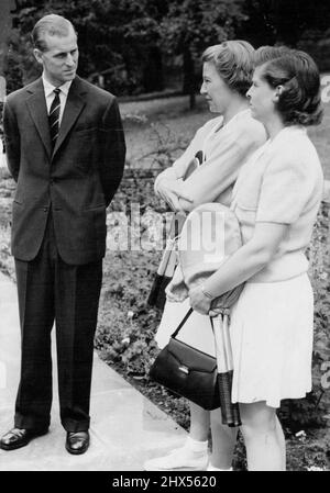 Duke incontra le donne di tennis americane al Pre-Wimbledon Party The Duke of Edinburgh in conversazione con Miss Louise Brough (a sinistra) e Mrs Margaret Dupont, giocatori di tennis americani, quando era ospite di giorno (Lunedi) al partito pre-Wimbledon di Lady Crosfield, dato alla sua casa Highgate (Londra). Miss Brough ha vinto il titolo singolo femminile a Wimbledon lo scorso anno. Personalità di spicco di Wimbledon compaiono ogni anno alla festa di Lady Crosfild, che è stata una caratteristica della stagione del tennis per più di 20 anni. Giugno 13, 1949. Foto Stock