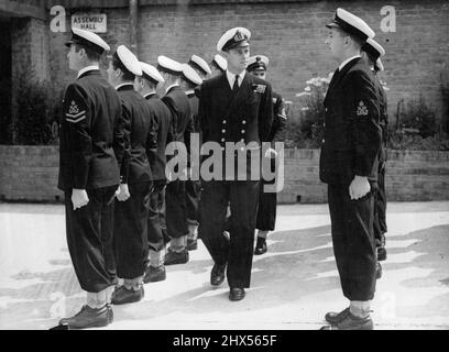 Abbey Wedding per la principessa Elizabeth Lieut. Mountbatten per rimanere in Marina -- Lieut. Philip Mountbatten ispezionando il suo corso durante le divisioni mattutine 31 luglio 1947. La principessa Elizabeth e il tenente Philip Mountbatten, R.N., si sposeranno a Westminster Abbey, il 20 novembre 1947, è stato annunciato da Buckingham Palace, luglio 31. Il re rivelò questo in una riunione del Consiglio Privy più presto nel giorno in cui ha dato il consenso formale al matrimonio.Lieut. Philip Mountbatten intende rimanere per il momento nella Royal Navy. È tornato ai suoi doveri ordinari al centro di formazione dei funzionari Petty Foto Stock