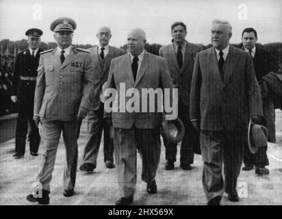 All in Step -- ogni corpo in fase come maresciallo Tito di Jugoslavia, a sinistra, Marches con i suoi ospiti sovietici attraverso Tarnac all'aeroporto di Belgrado dopo che hanno hall arrivato in una visita di amicizia in Jugoslavia oggi, maggio 26. Nikita Khrushchev, segretario della delegazione russa in visita a destra, è il primo ministro sovietico, il maresciallo Nikolai Bulganin. A destra nella seconda fila c'è Andrei Gromyko, vice ministro degli Esteri. Maggio 26, 1955. (Foto di stampa associata). Foto Stock