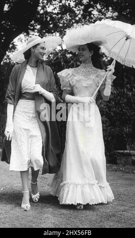 Allora ed ora -- un vestito di stile 1851 in organdie rifinito con pizzo e cappello di piuma di struzzo con anche un ombrellone rifinito con pizzo fa un contrasto con lo stile più pratico 1951 di vestito ricamato di treccia sottile e cappello di nylon. Foto da una sfilata di moda allora e ora tenuta e ora tenuta come parte del festival 'Ascot Domenica' ***** Roulter's Lock, maidenhead. Giugno 17, 1951. (Foto di Paul Popper, Paul Popper Ltd.). Foto Stock