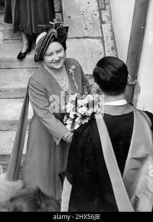 Il Re distribuisce Royal Maundy Money Westminster -- la Regina chiacchiera con uno dei maestri della Westminster School dopo la cerimonia odierna. H.M. il re ha intrapreso il suo primo impegno pubblico dal suo recente chill, oggi quando ha distribuito le armi reali di Maundy dall'Abbazia di Westminster. Decress su ordinazione che il denaro di Maundy d'argento sarà dato ad un numero uguale di uomini e donne che sommarono fino agli anni dell'età del re. È nel suo 56th anno Total Maundy in uno, due, tre e quattro penny pezzi d'argento, totalizza circa £5. Marzo 22, 1951. (Foto di Fox Photos ). Foto Stock