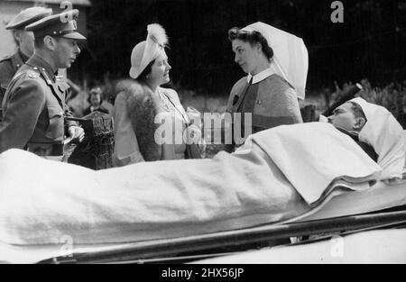 Royal Visit to Rest Camp for Indian EX-POWs -- il Re e la Regina al fianco di Modhi Khan, che è stato ferito mentre era un prigioniero di guerra in Germania. Giugno 16, 1965. Foto Stock