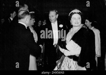 'Hamlet' Royal Film Premiere -- le loro maestà il Re e la Regina sono accolti all'arrivo al Teatro Odeon, questa sera (Giovedi). La regina indossa un abito di satin d'Avorio trapuntato. La principessa Elisabetta si può vedere sulla destra. Le loro Maestà il Re e la Regina hanno partecipato alla prima mondiale della versione cinematografica di 'Amlet' di Sir Laurence Olivier, questa sera (Giovedi) all'Odeon, Leicester Square, Londra. Il film, che ha costato due Città £500.000 per fare, è stato prodotto e diretto da Sir Laurence, che gioca il ruolo del titolo. Occupava lo studio Denham sei mesi durante la fabbricazione. Maggio 06, 1948. Foto Stock