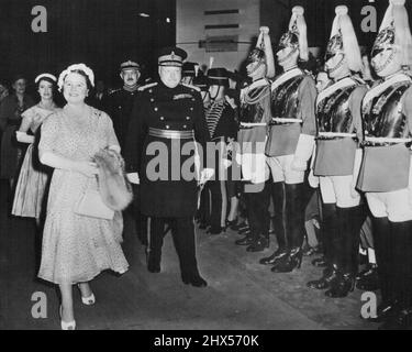 Royal at Royal Tournament -- la Regina Madre e la Principessa Margaret sono qui raffigurati partecipando al Torneo reale che ha aperto a Londra. Questa settimana. Il Partito reale passò tra le fila della Guardia d'onore che consisteva di uomini e donne che partecipavano al Torneo di Earls Court. Giugno 08, 1955. (Foto di London Express News e Feature Service Picture). Foto Stock