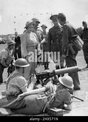 La Regina ***** in un ***** Macchinegun scozzese ***** Mentre il Re chiacchiera con ***** durante il. ***** Visto Canadesi in formazione - ***** Regina ieri 08 giugno, visita accampamento area ispezione del servizio attivo canadese. Luglio 22, 1940. Foto Stock