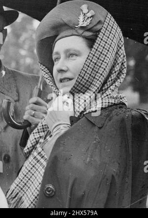 Le piogge sono venuto -- la regina tiene Una sciarpa sopra il suo cappello decorato Thistle. La pioggia gocciola dal suo cappotto Macintosh. Lei e il Re accompagnarono gli ospiti intorno alle fattorie reali a Windsor. I delegati alla Conferenza internazionale dei produttori agricoli, maggio 18. Maggio 27, 1946. (Foto per stampa associata) Foto Stock