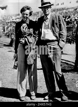 Amelia Earhart e suo marito George Palmer Putnam in posa insieme ad un evento all'aperto.Putnam-No.8. Marzo 04, 1938. Foto Stock