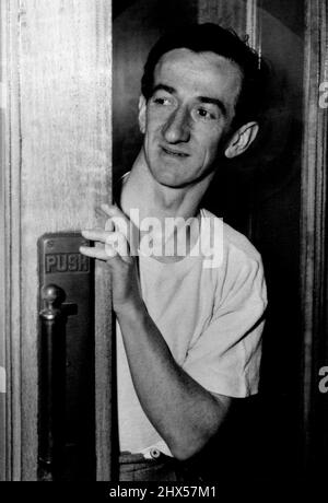 Crack Jockey Jack Purbell si aggetta intorno alla porta della sala del jockey al Flemington oggi. Agosto 24, 1954. Foto Stock