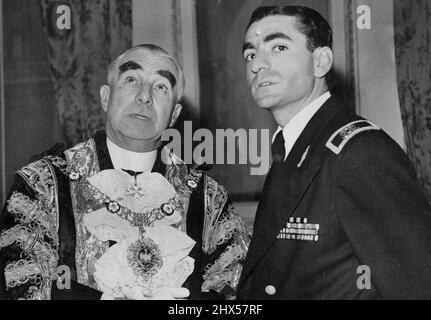 Shah di Persia incontra il sindaco di Londra -- Lo Scià di Persia - Mohammad Reza Pahlavi - (a destra) che è in una visita semi-privata in Inghilterra, fotografato con il sindaco di Londra, Sir Frederick Wells (a sinistra) durante una visita alla Casa Mansion, residenza ufficiale del sindaco del Signore, quando lo Scià è stato intrattenuto a pranzo. Luglio 23, 1948. Foto Stock