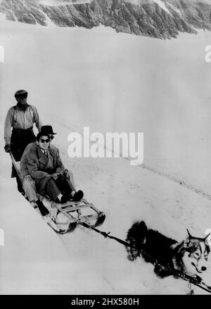 Brivido alpino per il principe ereditario di Jap -- il principe ereditario Akihito del Giappone ha sperimentato che cosa ha descritto come il punto alto della sua vacanza in Svizzera quando è stato preso sul Jungfraujoch di 3.454 metri questa settimana. Qui il Principe, cavalcando davanti con un membro della sua suite alle sue spalle, gode di un giro su una slitta trainata da cani durante il suo soggiorno sulla montagna. Settembre 6, 1953. (Foto di stampa associata). Foto Stock