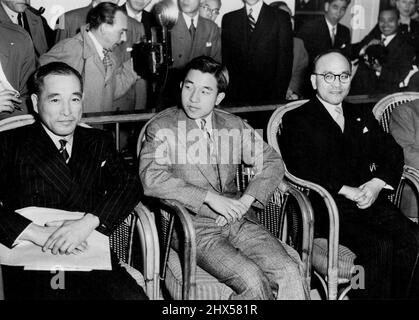 Il principe ereditario del Giappone arriva -- visto (centro) al suo arrivo qui a bordo del liner la regina Elisabetta è il principe ereditario del Giappone, il principe Akihito, 19, che è venuto in Inghilterra per rappresentare l'imperatore Hirohito all'incoronazione. Sarà ricevuto dalla Regina a Buckingham Palace il 5 maggio. Sulla sinistra si trova l'ambasciatore giapponese Matsumoto. Aprile 28, 1953. (Foto di Planet News Ltd.). Foto Stock