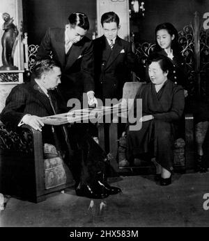 Japan's Imperial Family -- l'imperatore giapponese Hirohito e i membri della sua famiglia guardano attraverso un album fotografico al Palazzo Imperiale di Tokyo in questa foto pubblicata questa settimana dalla famiglia Imperiale. Da sinistra a destra: L'imperatore; i suoi figli, il principe ereditario Akihito e il principe Masahito; l'imperatrice Nagako e la figlia Principessa Takako. Dicembre 27, 1952. (Foto di AP Wirephoto). Foto Stock