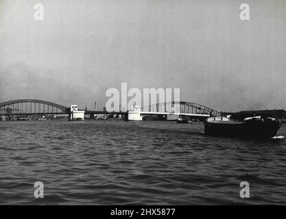 Primo ponte levatoio costruito in Estremo Oriente - il ponte levatoio Kachidoki recentemente completato collega il fronte fluviale del centro di Tokyo con l'isola di Tsukishima, ricostruita di 190 acri, alla foce del fiume Sumida. Costruito in tre tratte, di cui la sezione centrale comprende il disegno del ponte levatoio, è lungo 246 metri, largo 25 metri, e costa il Tokyo Municplity 4.500.000 yen. Gennaio 1, 1940. (Foto della Japan Photo Library). Foto Stock