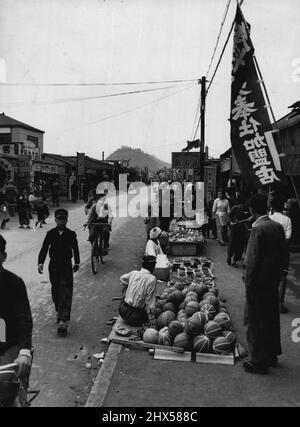 Impresa privata in un'area di mercato di Tokyo. I venditori mostrano i loro prodotti sul sentiero, si spera in attesa dei clienti. Ottobre 18, 1950. Foto Stock