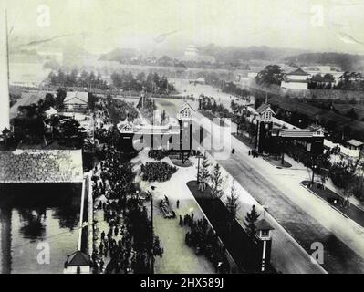 Una veduta dall'alto degli uccelli del palazzo qui, dove si formò la processione imperiale e poi proseguì verso la stazione di Tokyo, dove l'imperatore Hirohito salì sul treno imperiale per Kyoto. L'antica capitale, dove fu intronizzato 124th governante dell'Impero Giapponese, novembre 6th. Novembre 21, 1928. (Foto di International Newsreel Photo). Foto Stock