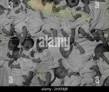 I bambini, dice Nurse Oliver, sono meravigliosi, ognuno con la propria personalità. Lei è tra 100 e 150 di loro tutto il giorno. Lei non può aiutare ad amarli, desidera per il giorno in cui avrà vinto. Marzo 27, 1950. Foto Stock