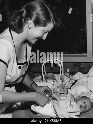 Dopo una nascita di successo, si veste Philip per portarlo a casa. Gennaio 22, 1953 Foto Stock