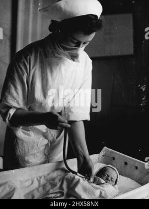 Mansion diventa Maternity Home l'ostetrica studentesca nutre un bambino nato prematuramente a poche ore di età. L'uso di bimbi allattati accuratamente graduati. Settembre 19, 1951. (Foto della fotografia ufficiale britannica). Foto Stock