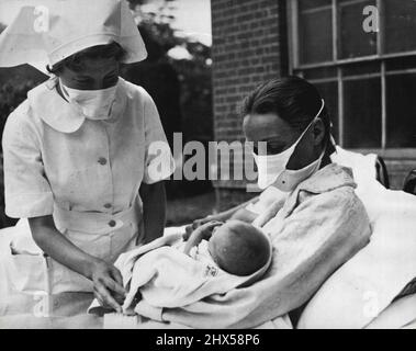 Mansion diventa Casa Maternità Madre e infermieri indossare una maschera protettiva ogni volta che il bambino è maneggiato nella fase iniziale. I molto giovani sono facili preda ai germi. Settembre 01, 1951. Foto Stock