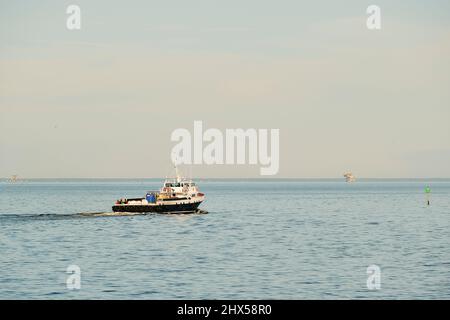 Carro petrolifero tender o nave di rifornimento che si muove verso un carro petrolifero distante nel Golfo del Messico al largo della costa dell'Alabama, Stati Uniti. Foto Stock