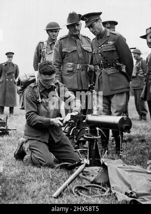 Il re visita le truppe australiane -- il re questa settimana ha fatto una visita alle truppe australiane nel comando orientale. Sua Maestà guardando con interesse un soldato australiano che monta una pistola Vickers mentre accecato. Novembre 04, 1940. (Foto della fotografia ufficiale britannica). Foto Stock