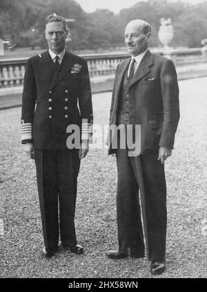 Clement Attlee - il nuovo primo Ministro britannico visita il Re - il Re con Clement Attlee a Buckingham Palace, Londra. Clement Attlee, il nuovo primo ministro laburista britannico, è andato a vedere il re per presentare a sua Maestà la lista del nuovo governo laburista. Luglio 30, 1945. Foto Stock