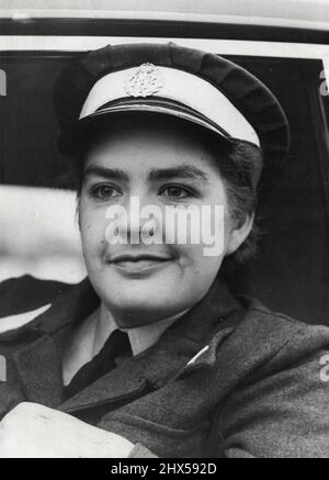 Commissione. Diana Broadhurst, figlia del vice-maresciallo aereo Sir Harry Broadhurst, di 22 anni, era uno dei molti ufficiali-cadetti della WRAF che recentemente ha ottenuto le loro commissioni a Hawkinge. Dicembre 29, 1953. (Foto per foto del contratto della posta giornaliera) Foto Stock