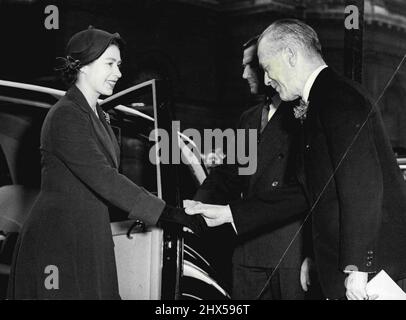 La Regina scuote sorridentemente le mani con Sir Alexander Cadogan Presidente del Consiglio dei Governatori all'arrivo alla British Broadcasting Corporation ha ad quarti a Portland Place, Londra, oggi (Venerdì). Durante la visita, la Regina, che fu accompagnata dal Duca di Edimburgo, doveva assistere ad una speciale esibizione di artisti di radio varietà. Febbraio 27, 1953. (Foto di Reuterphoto) Foto Stock