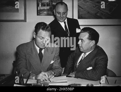 Lee Savold per la creazione di fondi per i Fieles di gioco della Gran Bretagna. Foto mostra:- Lee Savold (a sinistra) 'regnando' oggi, con Billy Butlin (a destra) e Bill Daly sullo sfondo, preso a Londra oggi. Bill Daly oggi in su con l'organizzazione di Butlin affinchè Lee Savold appaia in Una serie di esposizioni ai campi di Butlin l'oggetto delle esposizioni sarà raccogliere i fondi ai campi di gioco della Gran Bretagna. Recentemente il signor Butlin ha promesso al duca di Edimburgo di donare non meno di £15.000 alla National playing Fields Association, di cui il duca è presidente. Giugno 21, 1950. (Foto di Fox Pho Foto Stock