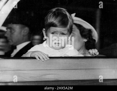 Puzzled Prince -- tornando a casa dalla sua guida pomeridiana, il bambino Prince Charles steams perplesso alle enormi folle ancora riunite a Clarence House, dove sua madre, la principessa Elisabetta, attende la nascita del suo secondo figlio. Migliaia di persone, molti dei quali turisti stranieri, hanno passato la casa della Principessa, attirata dalla possibilità di vedere l'avviso di nascita pubblicato. Agosto 14, 1950. Foto Stock