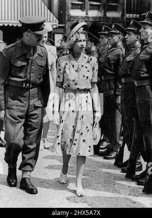 La Principessa Elizabeth ispeziona Guildhall Guard of Honor - la Principessa Elizabeth ispezionando la guardia d'onore dei membri della forza militare giovanile al suo arrivo alla Guildhall per ricevere la libertà della città di Londra. La Principessa aveva guidato in un carro aperto da Bukingham Palace per ricevere un onore che è stato votato solo per altre due donne - la filantropica Baronessa Burdett-Coutts nel 1872 e il pioniere dell'allattamento Florence Nightingale. Giugno 11, 1947. Foto Stock