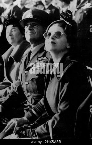 La Principessa Elisabetta visita il R.A.F. - La principessa Elizabeth - con Air Marshal Sir Basil Embry, Air Officer comandante in capo, comando dei combattenti - indossa occhiali da sole mentre osserva una dimostrazione di acrobazie aeree e volo ad alta velocità, durante una visita alla sede del Royal Air Force Fighter Command, a ***** , Middlesex. La principessa indossa la 'verga' del R.A.F. come spilla sul cappello. Novembre 18, 1950. Foto Stock