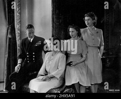 La Casa reale di Windsor - le loro maestà il Re e la Regina con la Principessa Margaret e la Principessa Elisabetta che sposò sua altezza reale il Duca di Edimburgo nel 1947. In successione, la Principessa regnò come la sua antenata, Victoria, con una consorte. Novembre 16, 1948. (Foto di Dorothy Wilding). Foto Stock